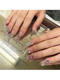 輝くクリスタルネイル