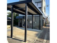 お車は店舗横のカーポートにご駐車ください。