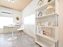 アールドット(R.)の雰囲気（白と木目を基調とした清潔感ある店内でゆったりお寛ぎ下さい♪）