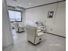 ルナネイル(LUNA NAIL.)の雰囲気（白を基調とした広々な店内でおくつろぎいただけます♪）