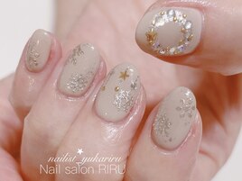 上品で大人なクリスマスネイル