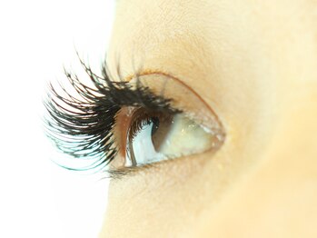 リリーズ カフェ サロン(Lilly's cafe salon)の写真/【目元の印象＝お顔の印象♪】カウンセリング重視で何度も鏡を見たくなる濃厚な美まつげに♪
