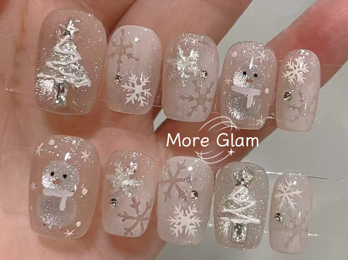 2025年-2026年冬トレンド】シルバー ハンド クリスマスのネイル