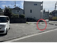 赤丸の所にお停め下さい。Plumeria.のレンガ置いてます。