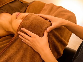 ジネコラボ 横浜山下町(Gyneco-labo)の写真/【猛暑対策】頭の熱がスッキリ抜けて睡眠の質UP！効かせるリンパで首肩スッキリ＆むくみも取れて小顔に♪