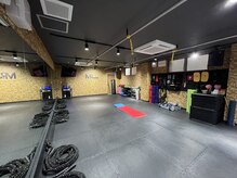県内一のスタジオの様な広いパーソナルトレーニング設備