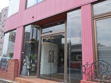 赤い建屋で、ガラス張りが目印の外観