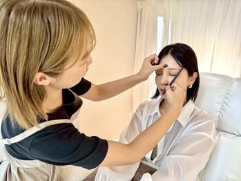 エルナ 博多駅前店(eluna)の写真/【骨格診断&メイク指導付】大人の似合わせ専門｜眉毛WAX(間引き,カット込)¥4980/+毛流れ矯正眉パーマ¥6480