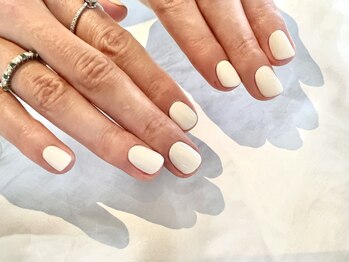 ネイルサロン イントゥ(into_)/ワンカラー　ホワイト　シンプル