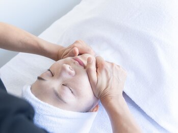 ワクワクフェイス 横浜店(WAKUWAKU FACE)の写真/韓国に行かなくても大丈夫！韓国式小顔コルギで老廃物排出を促しましょう◎すっきりフェイスラインに感動♪