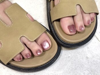 ザ ネイルショップ 尾山台(THE NAIL SHOP)の写真/足元から華やかに。ハンドができない方も、ふとした瞬間に目に入るフットネイルで気分が上がります◎
