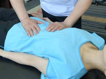 大森カイロプラクティック院/内臓のマニプレーション施術。