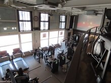 アクシスフィットネスジム 宇都宮錦店の雰囲気(広々とした吹き抜け空間でトレーニングの時間をもっと贅沢に)