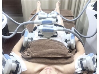 ビーレボリューション(B-REVOLUTION)の写真/男女利用OK★選べる最大8ヘッドでがっつりスリム!冷却専門知識豊富な“脂肪冷却”で短期間でサイズダウン!