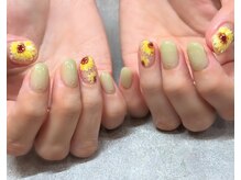 ネイルアンドアイラッシュスタジオ シュシュ(chouchou)/手書きひまわり・夏ネイル