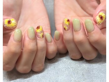 ネイルアンドアイラッシュスタジオ シュシュ(chouchou)/手書きひまわり・夏ネイル