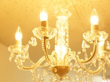 美しいシャンデリアが頭上に揺れて、よりリッチな気分◎