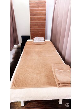 ほぐしの達人 溝の口店/施術ベッド大きく広め♪