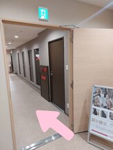 エレベータを降り、左び曲がります