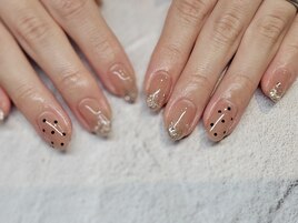 大人可愛いドットネイル