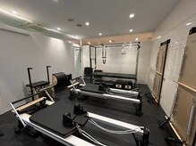 B-PILATES 川西能勢口店の雰囲気（質の高い動きをサポートするマシンやプロップを多数導入＊）