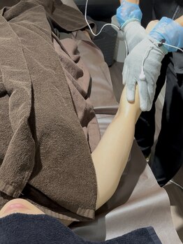 <ガチガチ筋肉×強烈肩コリ> 電気を使った揉みほぐし リラクネオ 秋葉原店/腕