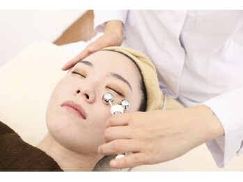 アジーク(AGEQUE)/衰えた表情筋をトレーニング