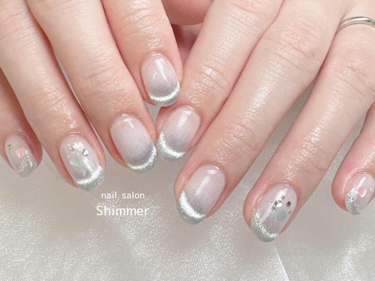 2026年冬トレンド】ホワイト ハンド バレンタインのネイル