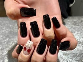 ブラック×さくらんぼネイル