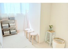 スタジオ ソネ(studio SONE)の雰囲気（着替えスペース。心地良く陽が差し込むナチュラルな内装。）