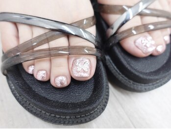 ラミニョンネイルナゴヤ(La Mignon Nail Nagoya)の写真/【オフ無料◇フットワンカラー¥5500／マグネット¥7500】ハンドフットの同時施術もOK！角質ケアとセットも◎