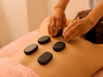 ラキ(Laki)の写真/冷え・コリ・むくみに◎!アロマ香るホットストーンで芯からぽかぽか、癒しのひとときを。