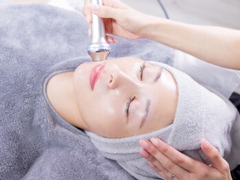 エクラドベル(Eclat de Belle)の写真/重力に負けないハリのある引き締まったツヤ肌へ◎リフトアップでほうれい線や頬のたるみに徹底アプローチ！