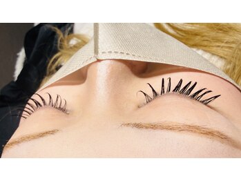 アロンアイラッシュ 池袋(Aron Eyelash)の写真/【驚きの持続力】次世代LEDエクステで軽やかな着け心地なのに"モチ"抜群！！お手入れ頻度も減ってコスパ◎