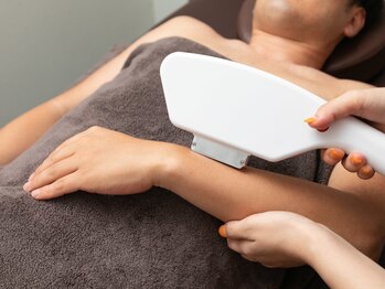フォーツー 荻窪店(42)の写真/【全身＋ヒゲ＋VIO】最新IPL脱毛で太い毛にもアプローチ！冷却機能付きで痛みを抑えて清潔感ある肌へ。