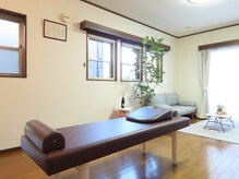 整体院デイバイデイ(Day by Day)の雰囲気（施術スペースです。明るい院内で施術を受けられます。）