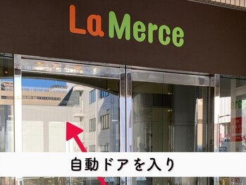ビューステージ アイブロウサロン 高崎/自動ドアを入ります