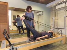 ピラティスアンドコンディショニング リライズ(Relize)の雰囲気(ピラティスマシンを使えば、より効果的に!)