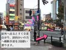 大通りの交差点を向かいの『散髪屋さん』の方へ渡っていきます♪