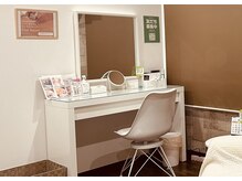 アップ(UP)/★4階 サロン内観お直しメイク台