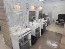 プラスアイ 横浜西口店の雰囲気（清潔感ある安らぎ空間。施術後ゆっくりメイク直しできます☆）
