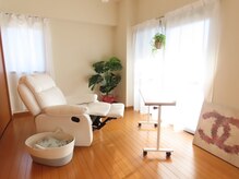 〈医療機関連携サロン〉アロマリンパケア  Hug Hand【ハグハンド】の雰囲気（柔らかな日差しがたっぷりと入り込むとても明るく心地良い空間）