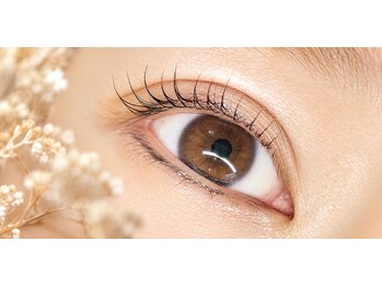 エムフルール(M fleur)の写真/【ケアしながらマツパが可能！】自まつ毛負担は最小限×ハリコシUP×長持ちでケア特化型のまつ毛パーマ♪
