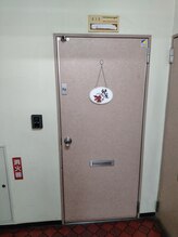 卯屋/営業中は吊るした札が出ています