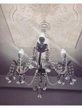 桃の木 吉祥寺店/明るすぎないシャンデリア照明