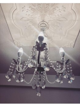 桃の木 吉祥寺店/明るすぎないシャンデリア照明