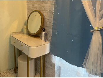 ル ボヌール/お直しができる鏡台もございます