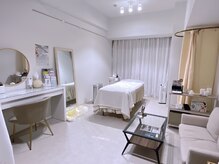 エムフロート(M float)/完全個室の白を基調とした空間