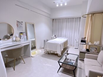 エムフロート(M float)/完全個室の白を基調とした空間