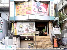 ビルの2Ｆです。右側の専用階段をご利用ください。